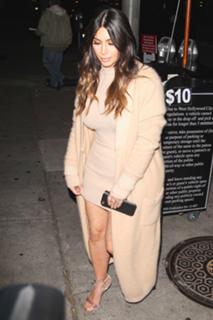 Kim Kardashian feet photo thumbnail