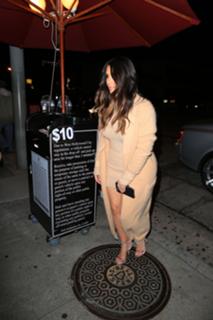 Kim Kardashian feet photo thumbnail