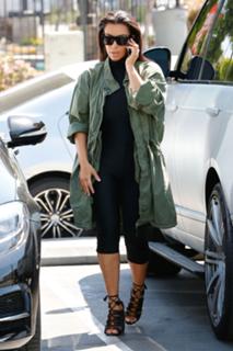 Kim Kardashian feet photo thumbnail