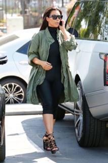 Kim Kardashian feet photo thumbnail