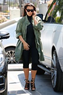 Kim Kardashian feet photo thumbnail