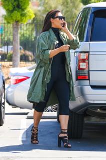 Kim Kardashian feet photo thumbnail