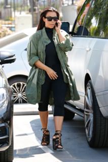 Kim Kardashian feet photo thumbnail