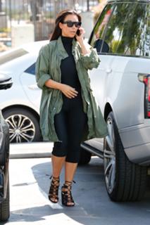 Kim Kardashian feet photo thumbnail