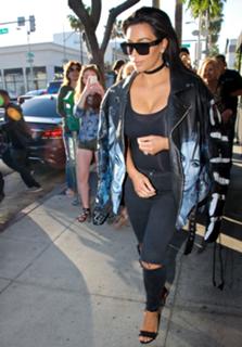 Kim Kardashian feet photo thumbnail