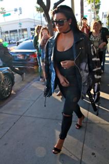 Kim Kardashian feet photo thumbnail