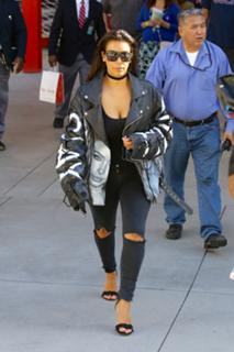 Kim Kardashian feet photo thumbnail