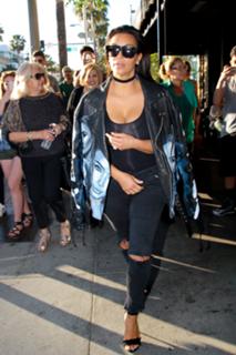 Kim Kardashian feet photo thumbnail