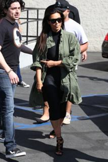 Kim Kardashian feet photo thumbnail