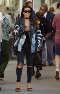 Kim Kardashian feet photo thumbnail