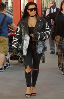 Kim Kardashian feet photo thumbnail