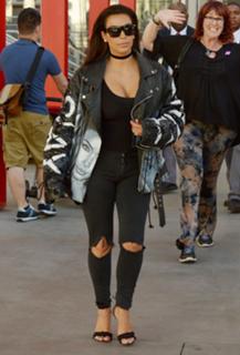 Kim Kardashian feet photo thumbnail