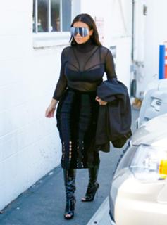 Kim Kardashian feet photo thumbnail