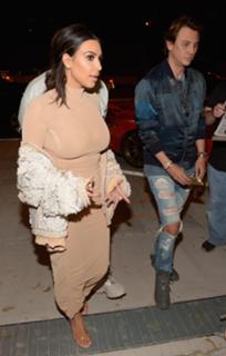 Kim Kardashian feet photo thumbnail