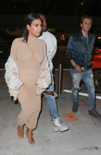 Kim Kardashian feet photo thumbnail
