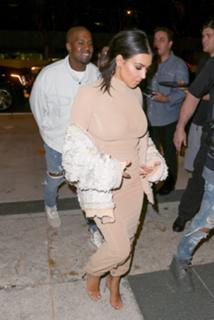 Kim Kardashian feet photo thumbnail