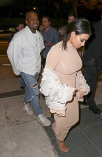 Kim Kardashian feet photo thumbnail