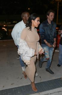 Kim Kardashian feet photo thumbnail