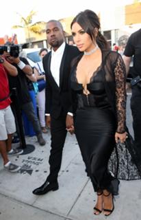 Kim Kardashian feet photo thumbnail