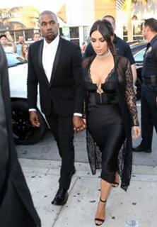 Kim Kardashian feet photo thumbnail