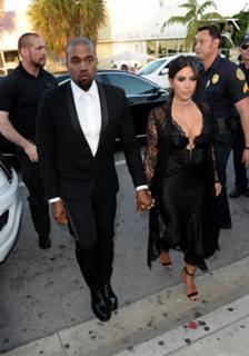 Kim Kardashian feet photo thumbnail