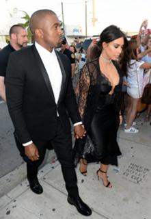 Kim Kardashian feet photo thumbnail