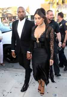 Kim Kardashian feet photo thumbnail