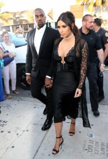 Kim Kardashian feet photo thumbnail