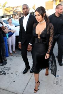 Kim Kardashian feet photo thumbnail