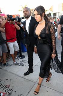 Kim Kardashian feet photo thumbnail