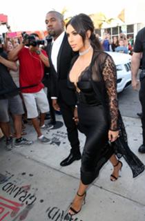 Kim Kardashian feet photo thumbnail