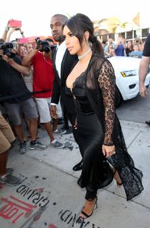 Kim Kardashian feet photo thumbnail