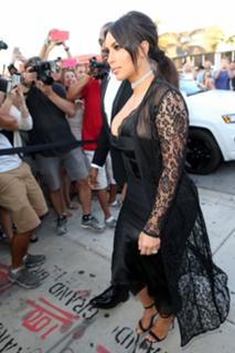 Kim Kardashian feet photo thumbnail