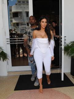 Kim Kardashian feet photo thumbnail