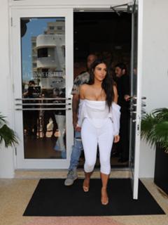 Kim Kardashian feet photo thumbnail
