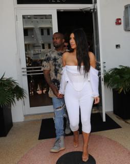 Kim Kardashian feet photo thumbnail