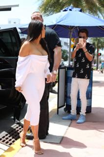 Kim Kardashian feet photo thumbnail