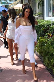 Kim Kardashian feet photo thumbnail