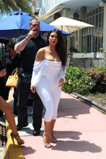 Kim Kardashian feet photo thumbnail