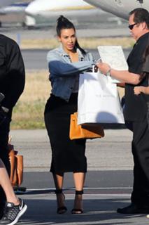 Kim Kardashian feet photo thumbnail