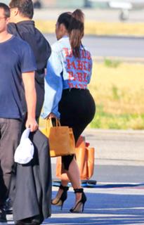 Kim Kardashian feet photo thumbnail