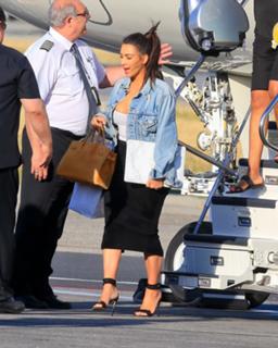 Kim Kardashian feet photo thumbnail