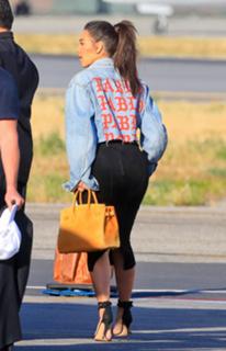 Kim Kardashian feet photo thumbnail