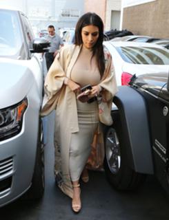 Kim Kardashian feet photo thumbnail
