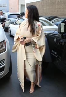 Kim Kardashian feet photo thumbnail