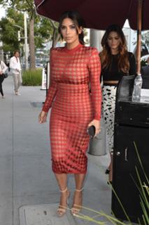 Kim Kardashian feet photo thumbnail