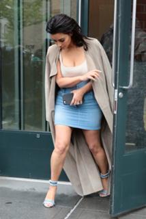 Kim Kardashian feet photo thumbnail