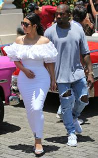 Kim Kardashian feet photo thumbnail