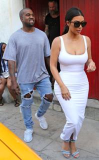 Kim Kardashian feet photo thumbnail