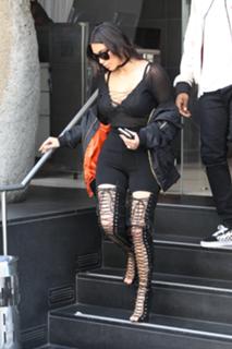 Kim Kardashian feet photo thumbnail